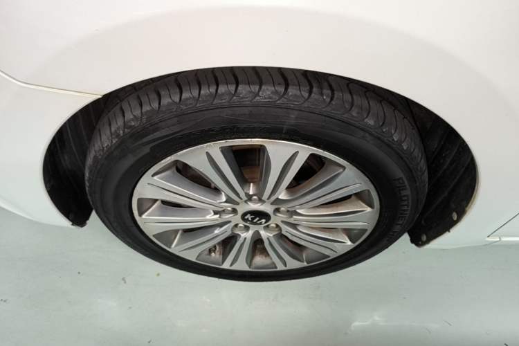 Used Kia K4 2015 1.8L Automatic GLS Special Left Front Wheel Hub