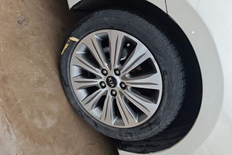 Used Kia K4 2015 1.8L Automatic GLS Special Left Front Wheel Hub