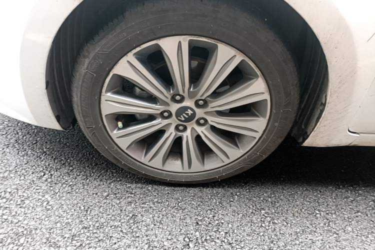 Used Kia K4 2015 1.8L Automatic GLS Special Left Front Wheel Hub
