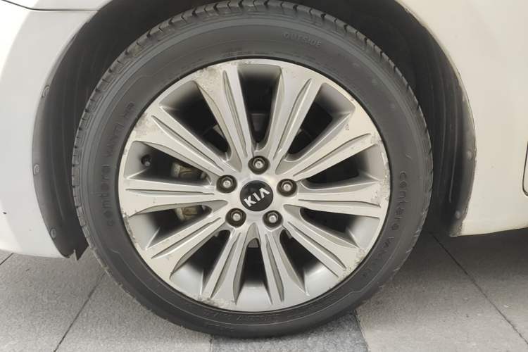Used Kia K4 2015 1.8L Automatic GLS Special Left Front Wheel Hub