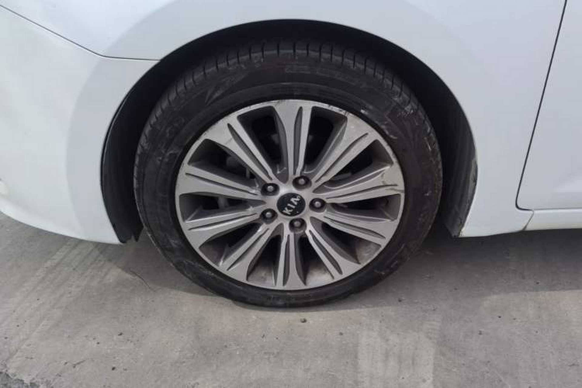 Used Kia K4 2015 1.8L Automatic GLS Special Left Front Wheel Hub