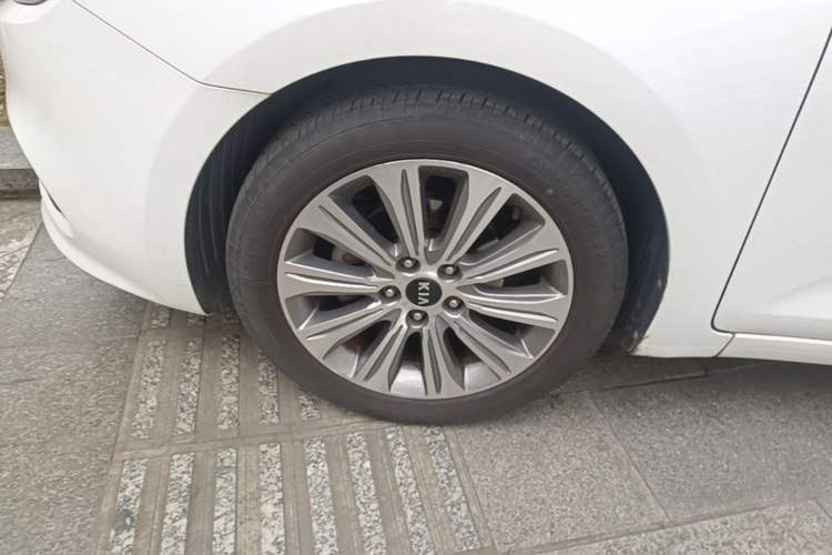 Used Kia K4 2015 1.8L Automatic GLS Special Left Front Wheel Hub