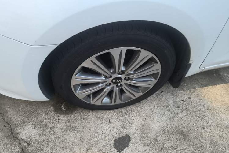 Used Kia K4 2015 1.8L Automatic GLS Special Left Front Wheel Hub