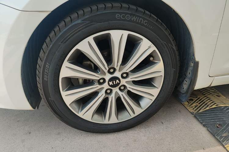 Used Kia K4 2015 1.8L Automatic GLS Special Left Front Wheel Hub