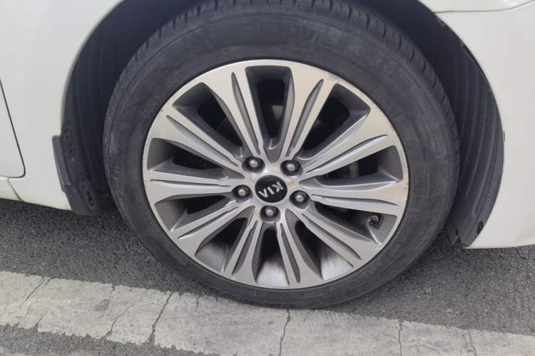 Used Kia K4 2015 1.8L Automatic DLX Special Right Front Wheel Hub