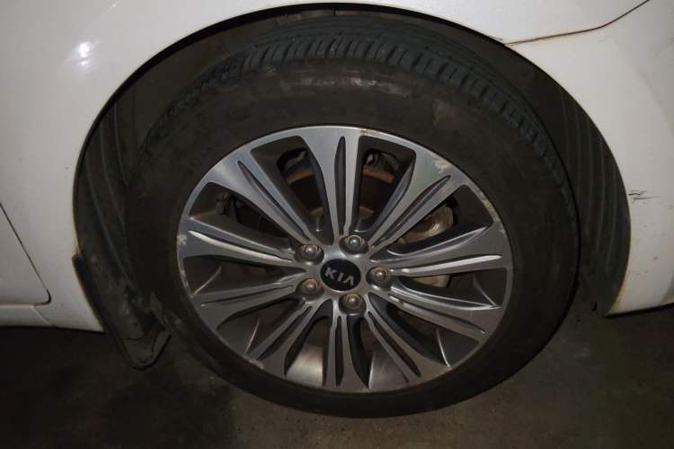 Used Kia K4 2015 1.8L Automatic GLS Special Right Front Wheel Hub