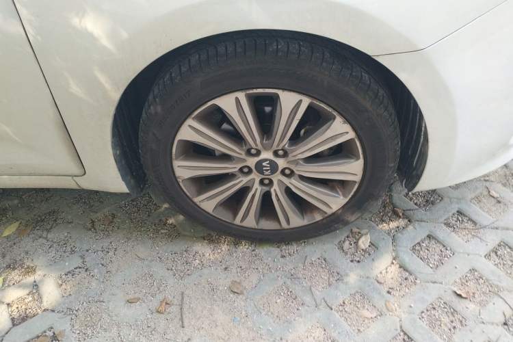 Used Kia K4 2015 1.8L Automatic GLS Special Right Front Wheel Hub