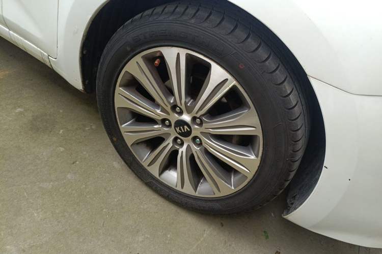 Used Kia K4 2015 1.8L Automatic GLS Special Right Front Wheel Hub
