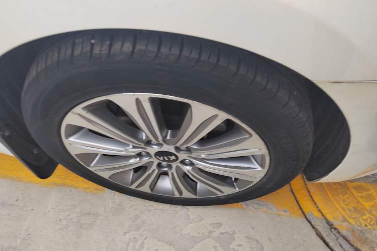 Used Kia K4 2015 1.8L Automatic GLS Special Right Front Wheel Hub