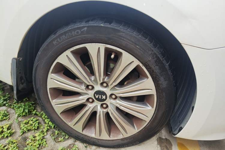 Used Kia K4 2015 1.8L Automatic DLX Special Right Front Wheel Hub