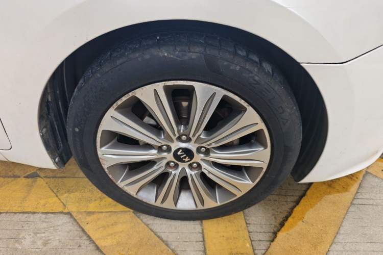 Used Kia K4 2015 1.8L Automatic GLS Special Right Front Wheel Hub