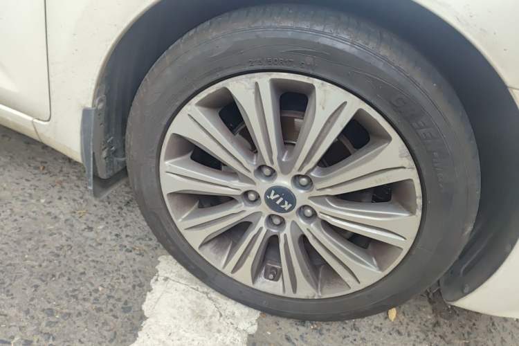 Used Kia K4 2015 1.8L Automatic DLX Special Right Front Wheel Hub