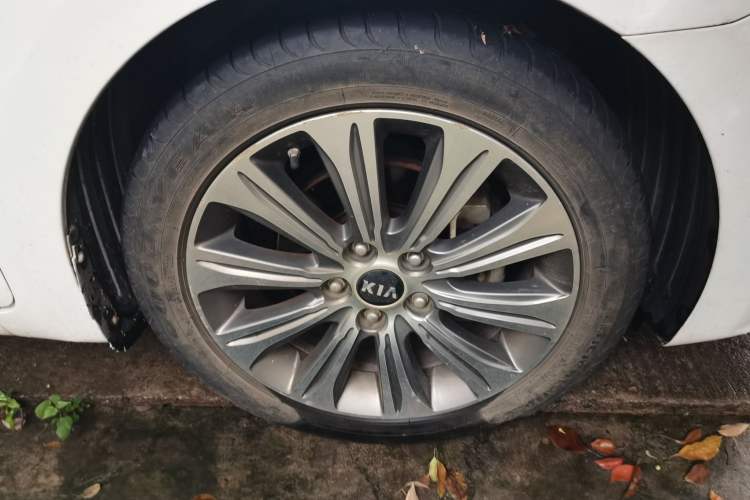 Used Kia K4 2015 1.8L Automatic DLX Special Right Front Wheel Hub