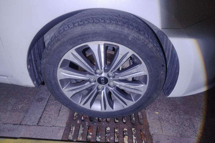 Used Kia K4 2015 1.8L Automatic GLS Special Right Front Wheel Hub