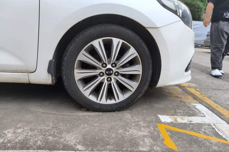 Used Kia K4 2015 1.8L Automatic GLS Special Right Front Wheel Hub