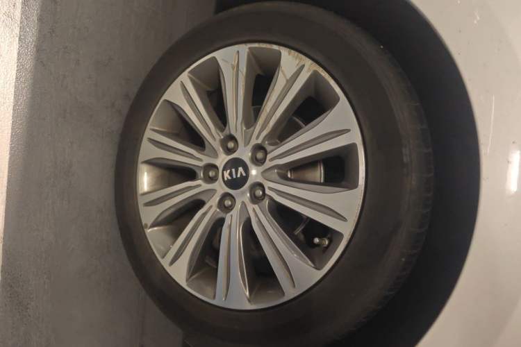 Used Kia K4 2015 1.8L Automatic DLX Special Right Front Wheel Hub