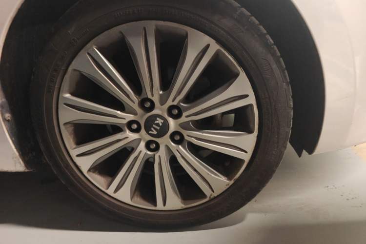 Used Kia K4 2015 1.8L Automatic GLS Special Right Front Wheel Hub