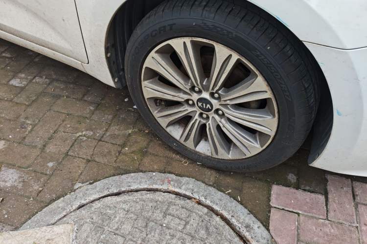 Used Kia K4 2015 1.8L Automatic DLX Special Right Front Wheel Hub