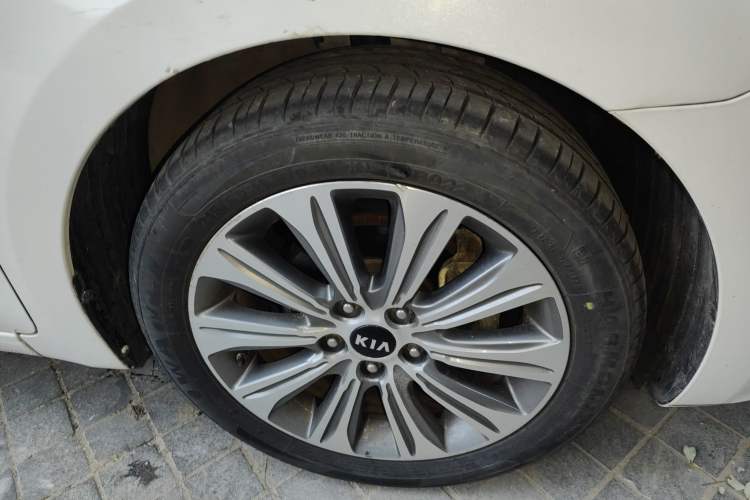 Used Kia K4 2015 1.8L Automatic DLX Special Right Front Wheel Hub