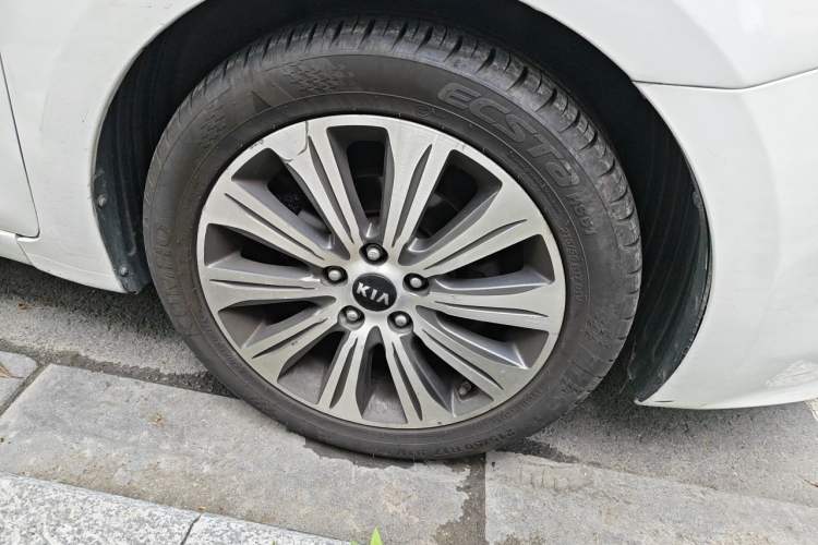Used Kia K4 2015 1.8L Automatic DLX Special Right Front Wheel Hub