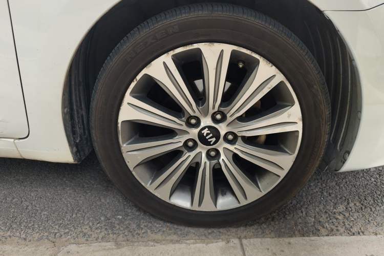 Used Kia K4 2015 1.8L Automatic GLS Special Right Front Wheel Hub