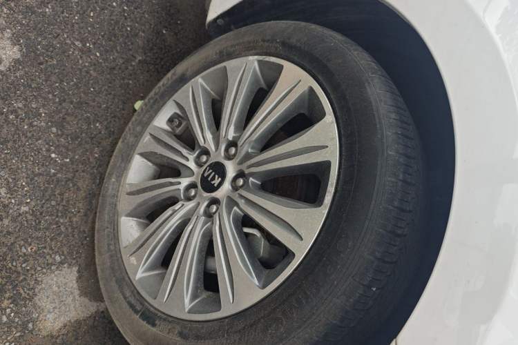 Used Kia K4 2015 1.8L Automatic DLX Special Right Front Wheel Hub