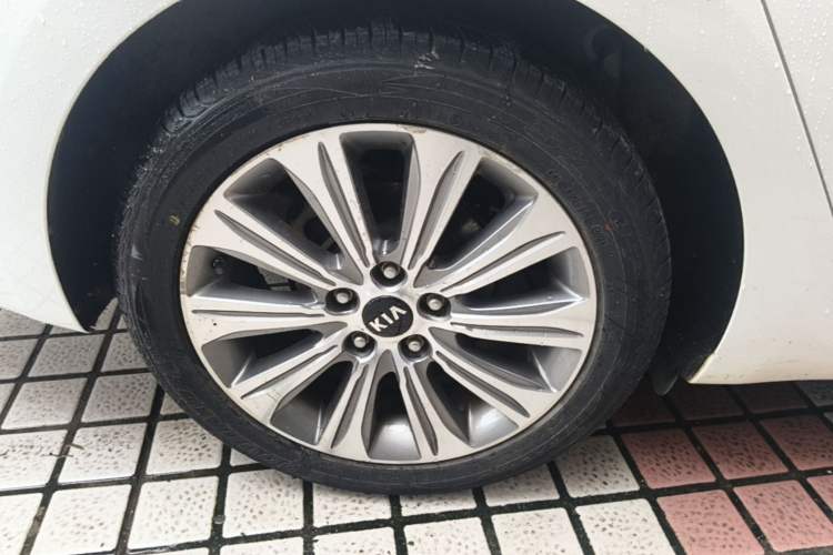 Used Kia K4 2015 1.8L Automatic GLS Special Right Rear Wheel Hub