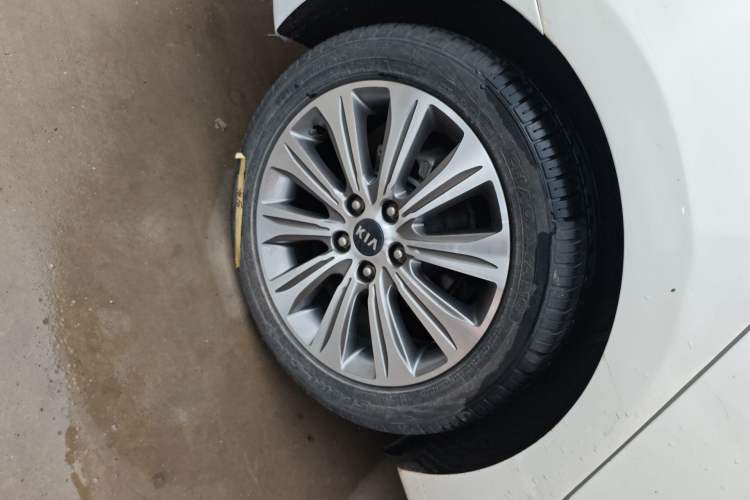 Used Kia K4 2015 1.8L Automatic GLS Special Right Rear Wheel Hub
