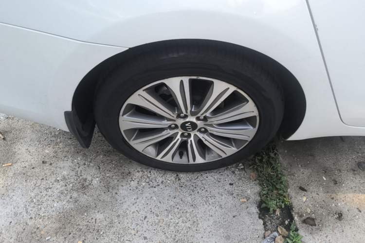 Used Kia K4 2015 1.8L Automatic GLS Special Right Rear Wheel Hub