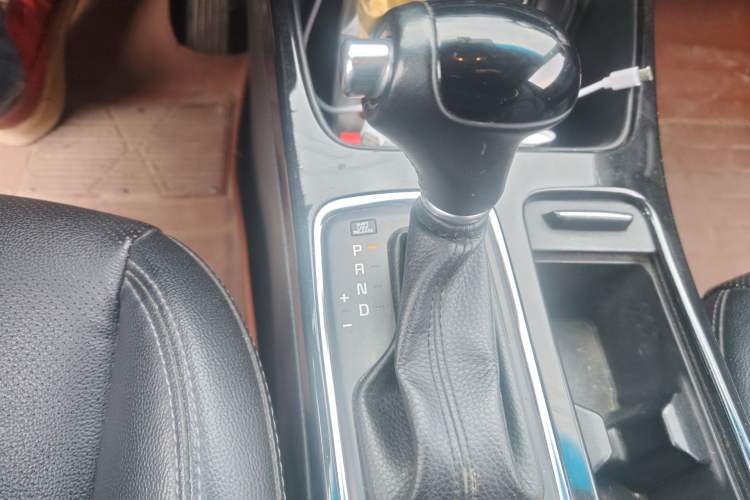 Used Kia K4 2015 1.8L Automatic DLX Special Gear Lever