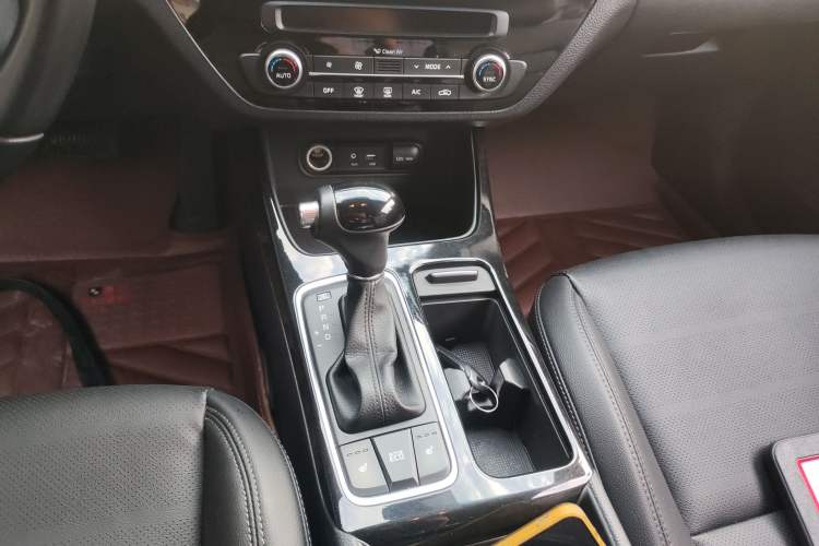 Used Kia K4 2015 1.8L Automatic DLX Special Gear Lever