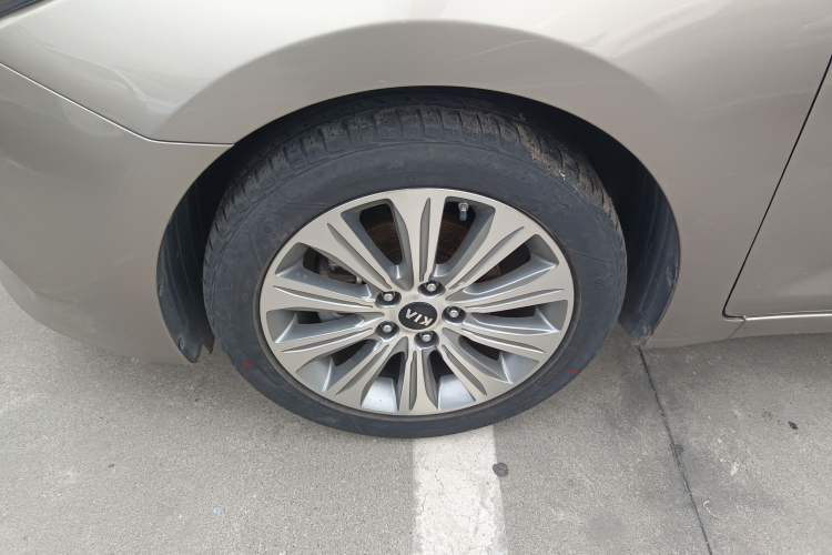 Used Kia K4 2015 1.8L Automatic DLX Special Left Front Wheel Hub