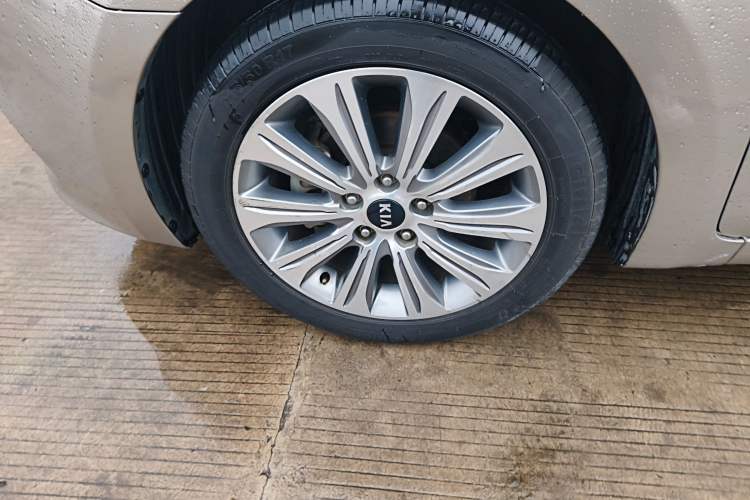 Used Kia K4 2015 1.8L Automatic GLS Special Left Front Wheel Hub