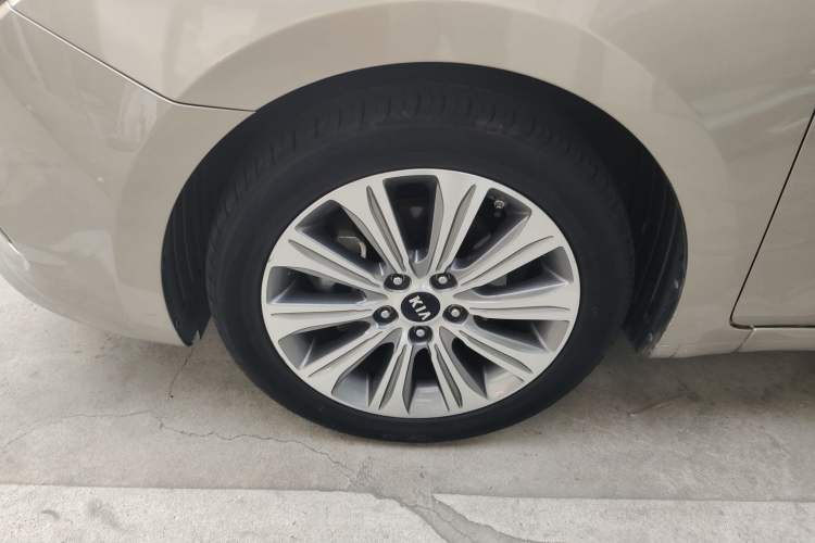 Used Kia K4 2015 1.8L Automatic DLX Special Left Front Wheel Hub