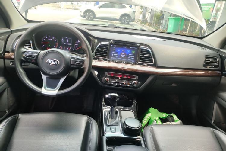 Used Kia K4 2017 1.8L Automatic GLS Special Center Console