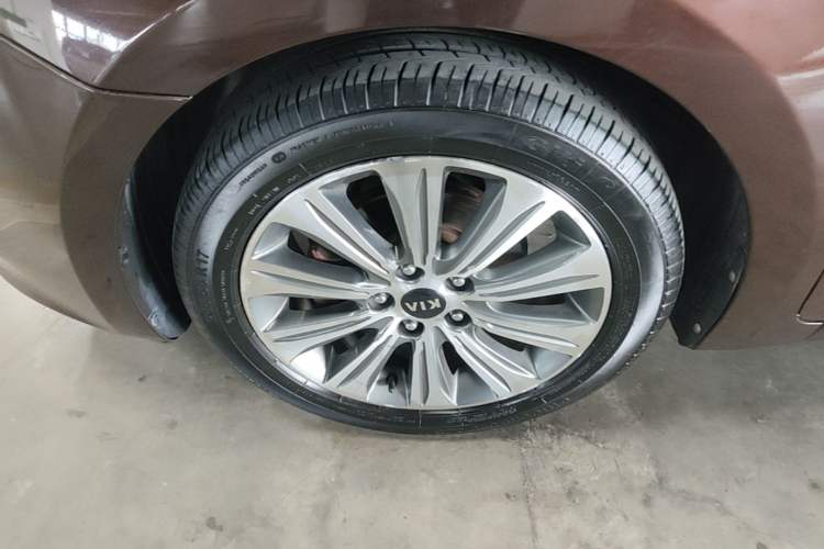 Used Kia K4 2017 1.8L Automatic GLS Special Left Front Wheel Hub