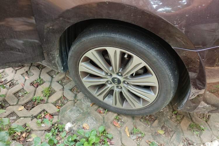 Used Kia K4 2017 1.8L Automatic GLS Special Right Front Wheel Hub