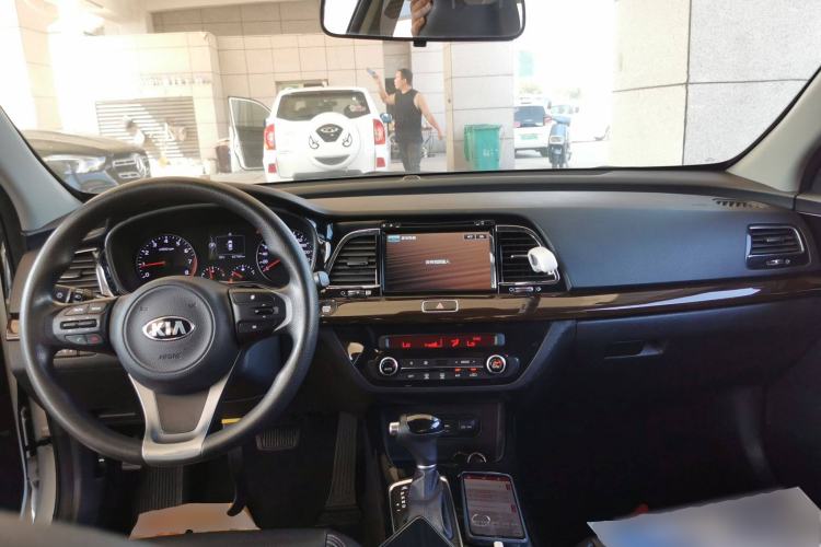 Used Kia K4 2017 1.8L Automatic GLS Special Center Console