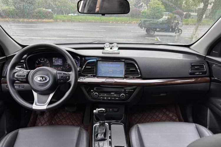 Used Kia K4 2017 1.8L Automatic GLS Special Center Console