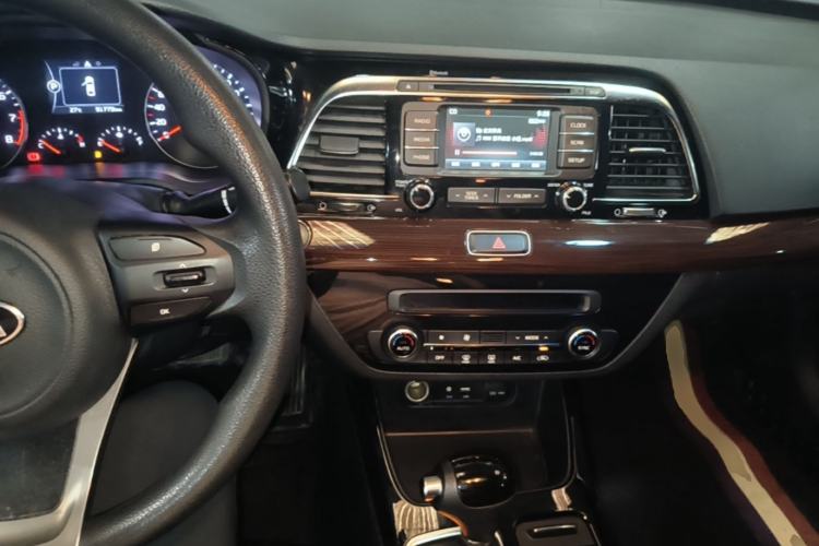 Used Kia K4 2017 1.8L Automatic GLS Special Center Console