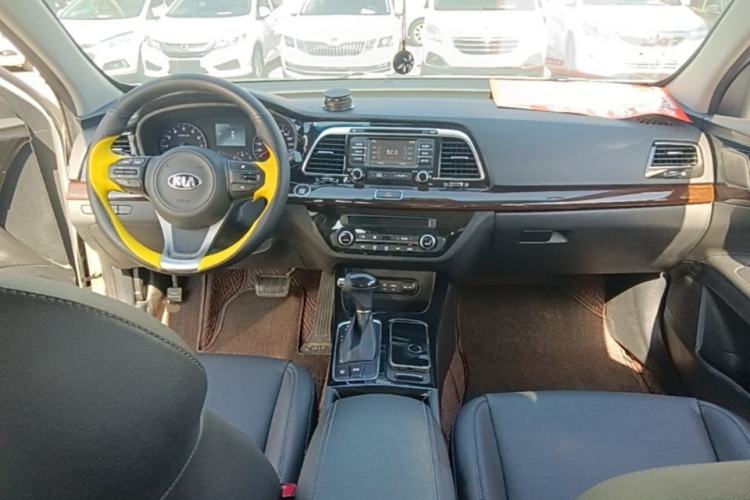 Used Kia K4 2017 1.8L Automatic GLS Special Center Console