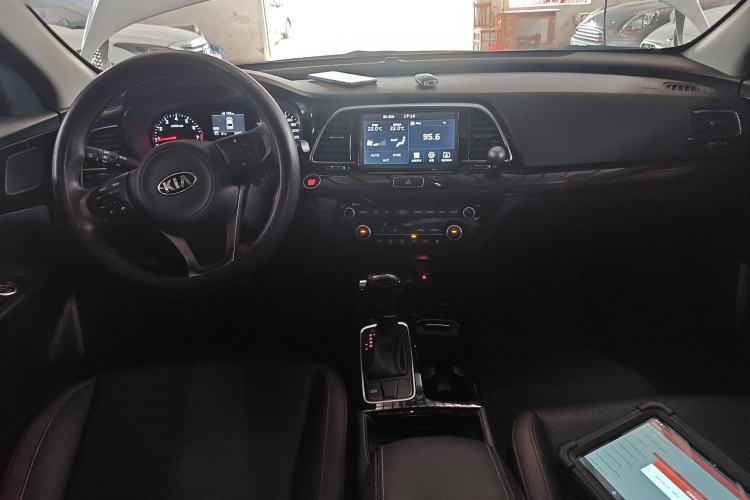 Used Kia K4 2017 1.8L Automatic GLS Special Center Console