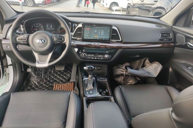 Used Kia K4 2017 1.8L Automatic GLS Special Center Console