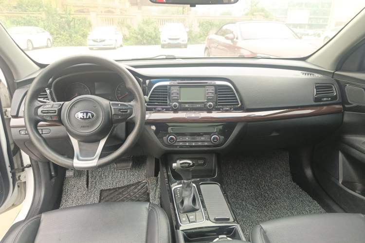 Used Kia K4 2017 1.8L Automatic GLS Special Center Console