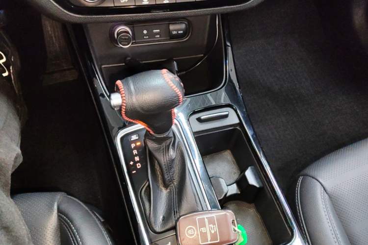 Used Kia K4 2017 1.8L Automatic DLX Special Gear Lever