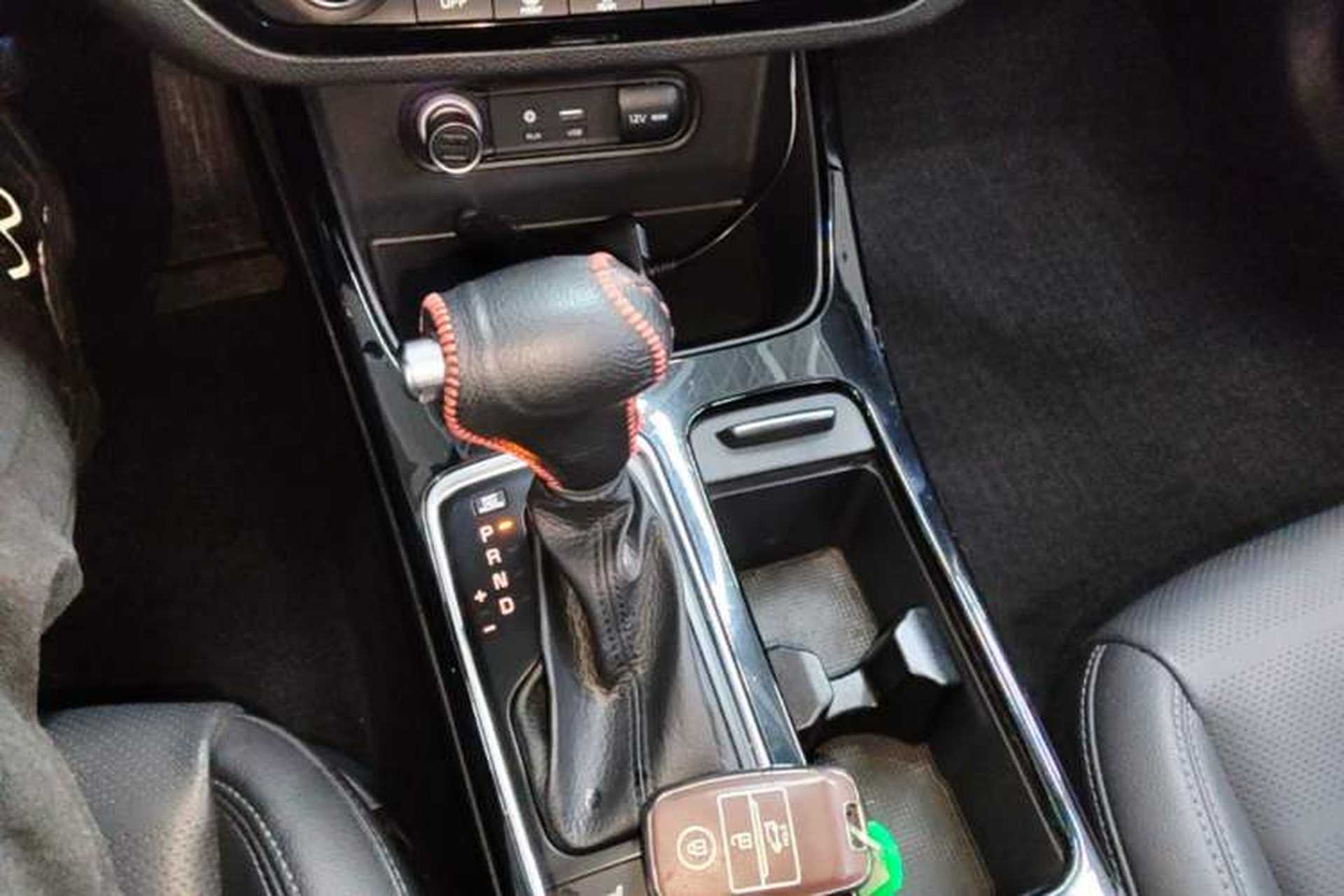 Used Kia K4 2017 1.8L Automatic DLX Special Gear Lever