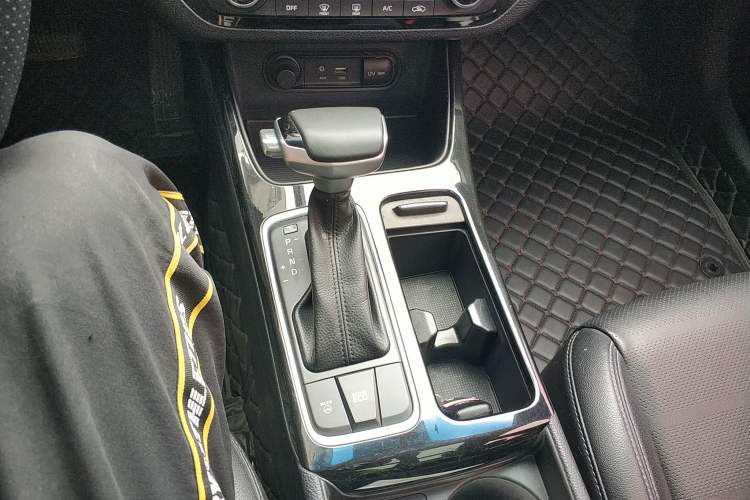 Used Kia K4 2017 1.8L Automatic GLS Special Gear Lever