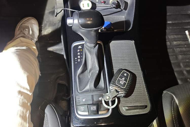 Used Kia K4 2017 1.8L Automatic DLX Special Gear Lever