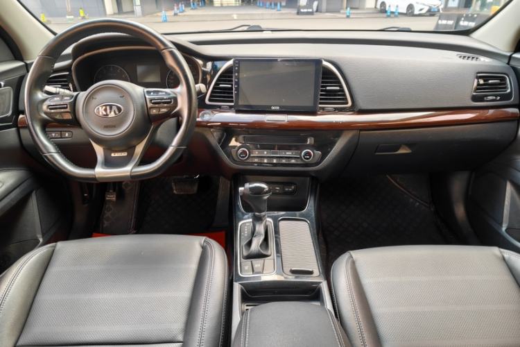Used Kia K4 2017 1.6T Automatic T-DLX Turbo Interior 3