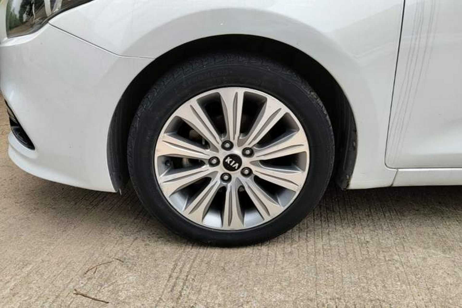Used Kia K4 2017 1.8L Automatic GLS Special Left Front Wheel Hub